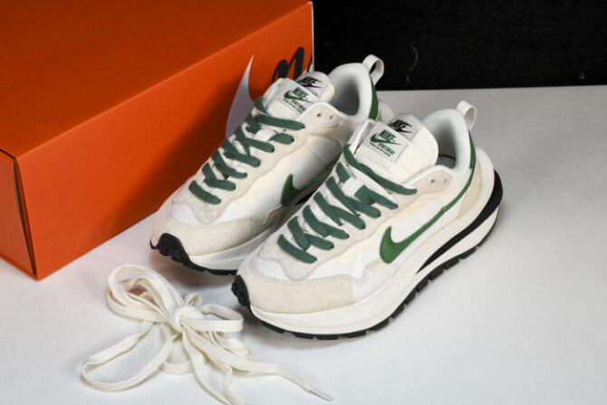 Nike Vaporwaffle sacai Green White DD1875-102 - Image 2