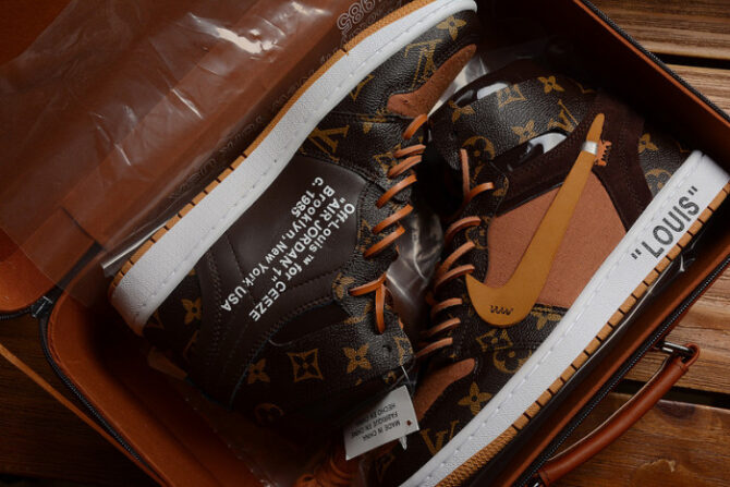 AIR JORDAN 1 O-W -LouiV AQ0818-158 (WITH CASE) - Image 3