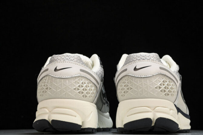 Nike Zoom Vomero 5 Photon Dust Metallic Silver - Image 7