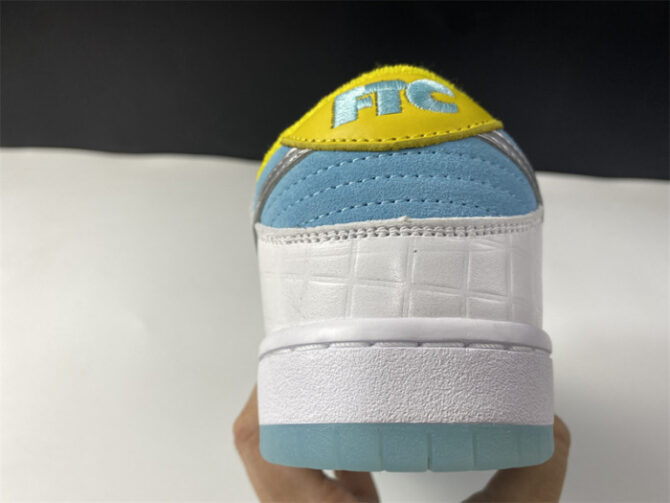 How the FTC x Nike SB Dunk Low DH7687-400 - Image 4