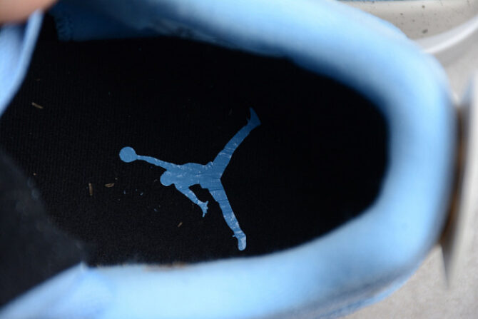 Air Jordan 4 Retro University Blue CT8527-400 - Image 3