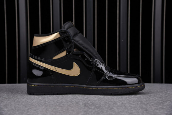 Air Jordan 1 Retro High Black Metallic Gold (2020) 555088-032 - Image 2