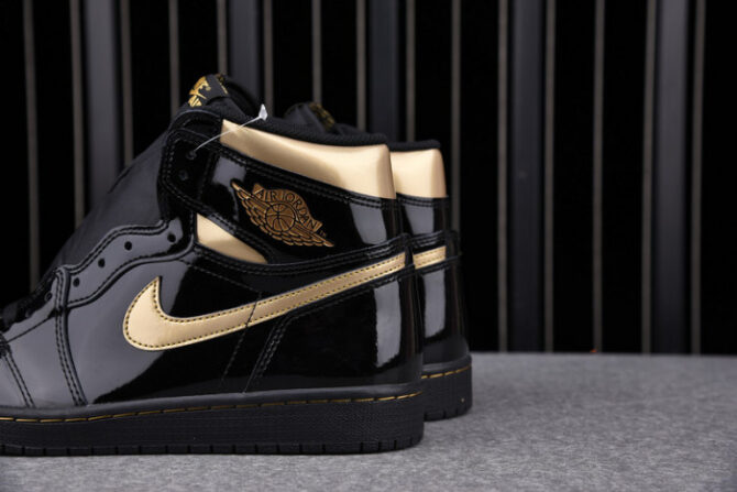 Air Jordan 1 Retro High Black Metallic Gold (2020) 555088-032 - Image 6