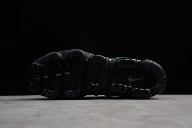 VAPORMAX PLUS BLACK/VOLT-WHITE 924453-009 - Image 6