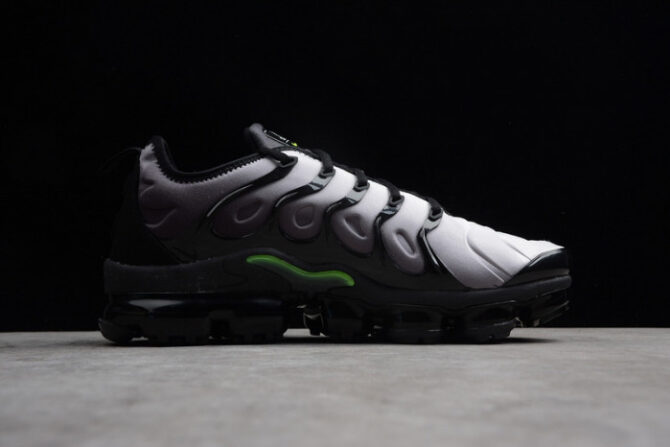 VAPORMAX PLUS BLACK/VOLT-WHITE 924453-009 - Image 4