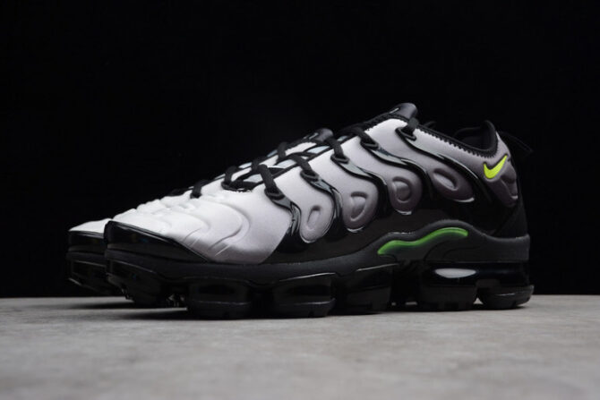 VAPORMAX PLUS BLACK/VOLT-WHITE 924453-009 - Image 3