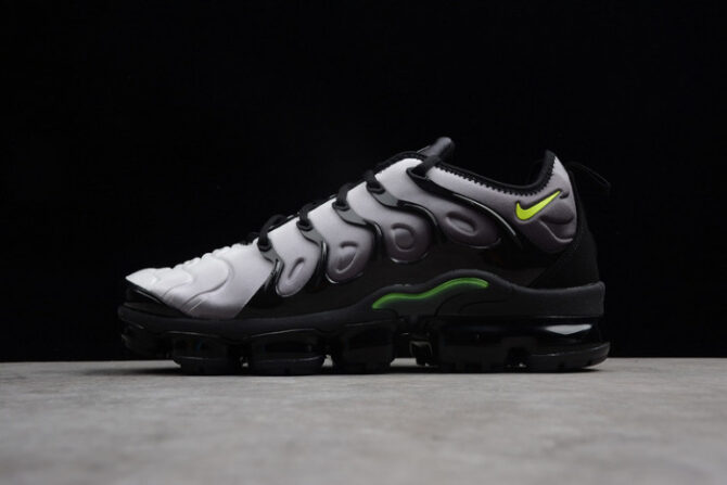 VAPORMAX PLUS BLACK/VOLT-WHITE 924453-009