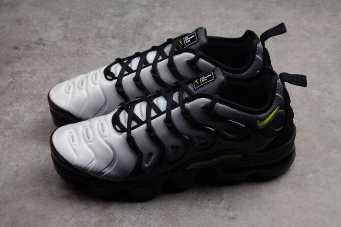 VAPORMAX PLUS BLACK/VOLT-WHITE 924453-009 - Image 5